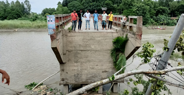 দেলদুয়ারে স্রোতে ভেঙে গেছে সেতুর সংযোগ স