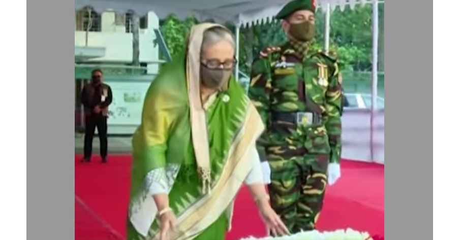 বঙ্গবন্ধুর প্রতিকৃতিতে প্রধানমন্ত্রীর শ্