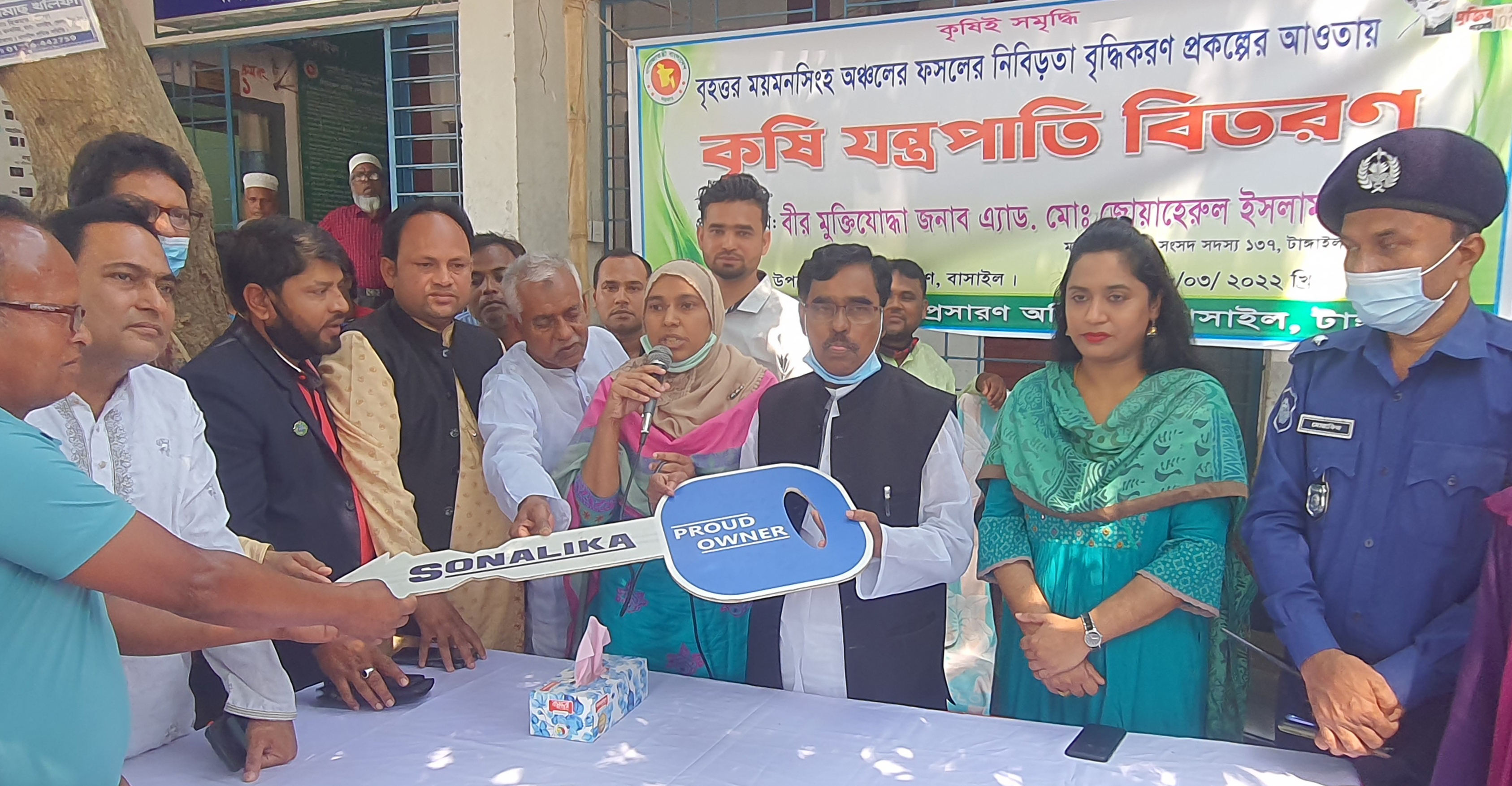 বাসাইলে কৃষকদের মধ্যে বিনামূল্যে ভুট্টা