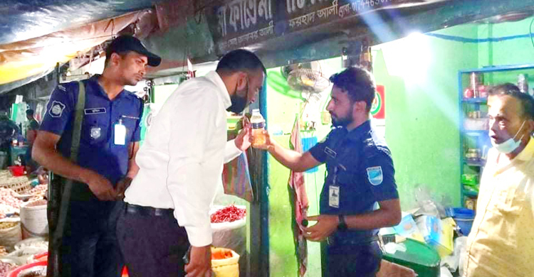 পানের দোকানে গাঁজা কেনা-বেচা