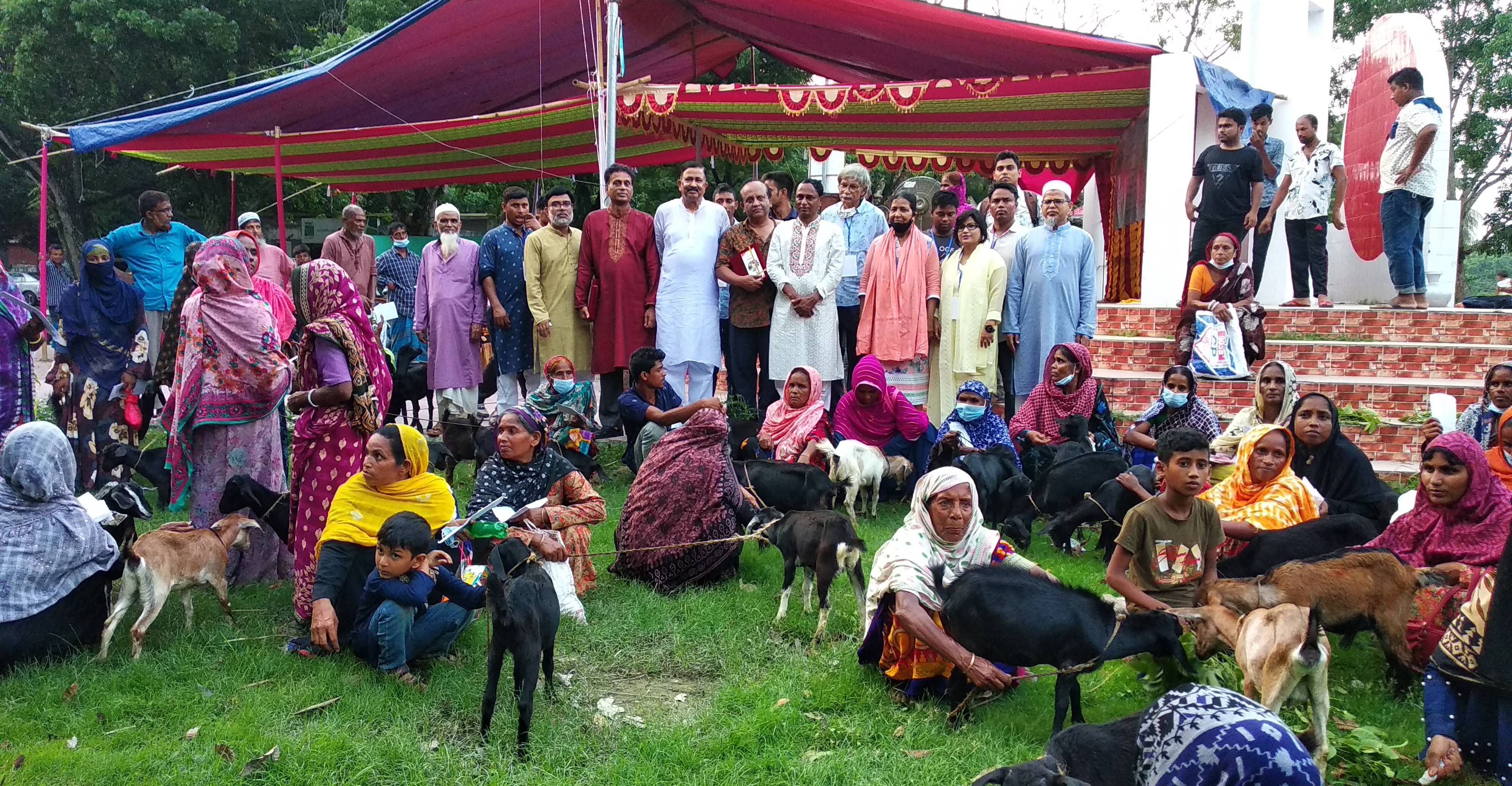 বাসাইলে ঠিকানার ছাগল পেলেন অসহায় ৩৫ নারী