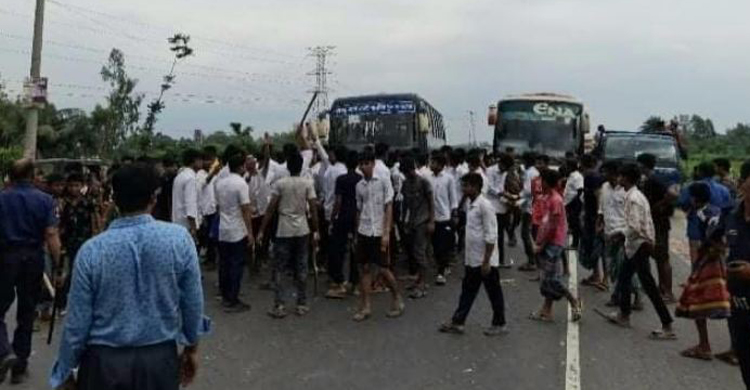 শিক্ষক লাঞ্ছিত প্রতিবাদে শিক্ষার্থীদের ম