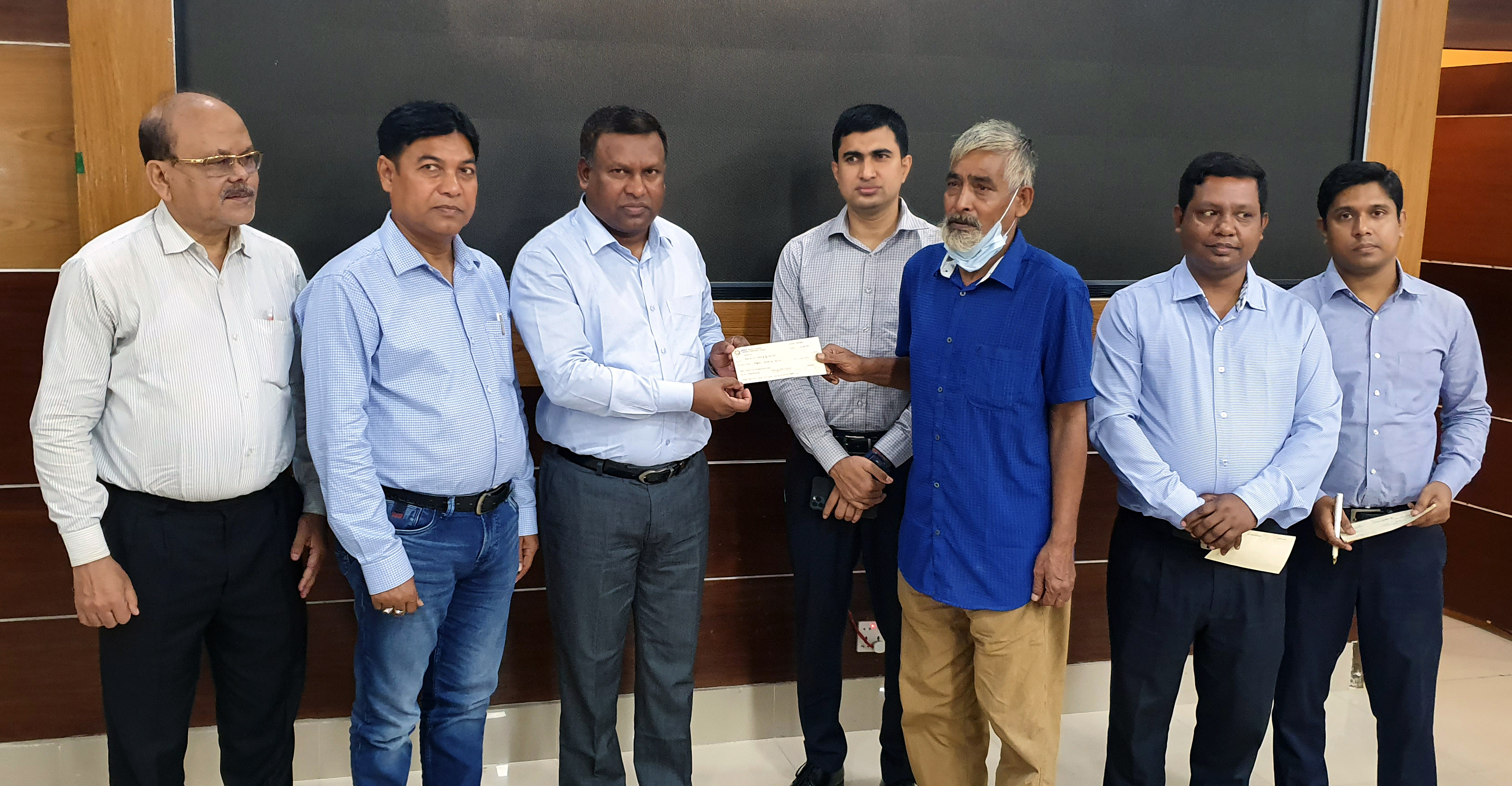 টাঙ্গাইলে শ্রমিকদের মাঝে আর্থিক অনুদানের