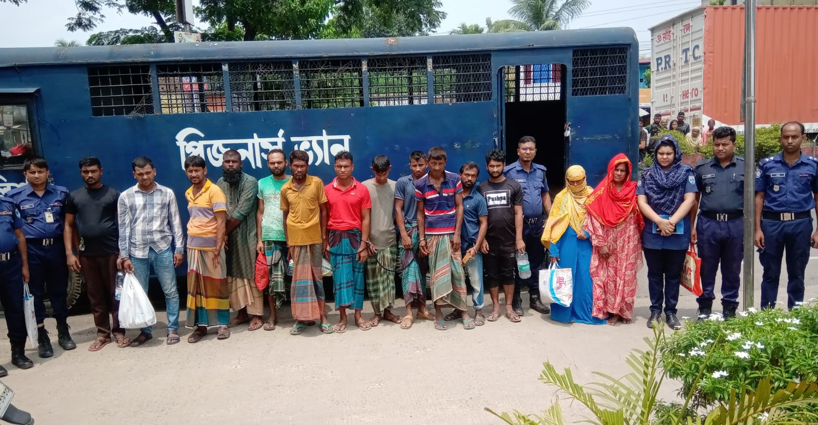 ওয়ারেন্টভুক্ত পলাতক আসামীসহ ফেনসিডিল উদ্