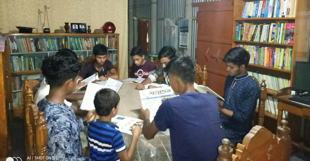 জ্ঞানের আলো ছড়াচ্ছে &ldquo;বাতিঘর আদর্শ পাঠাগা