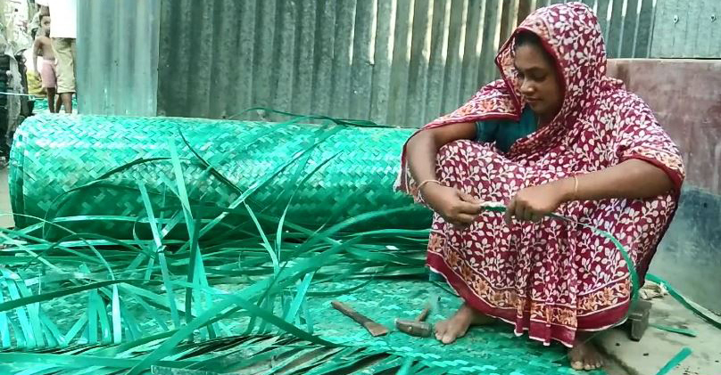 পরিত্যক্ত প্লাষ্টিক দিয়ে তৈরী হচ্ছে ডোল