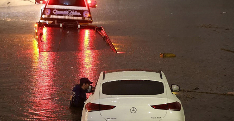 যুক্তরাষ্ট্রে ঘূর্ণিঝড়ের সঙ্গে আঘাত হানল