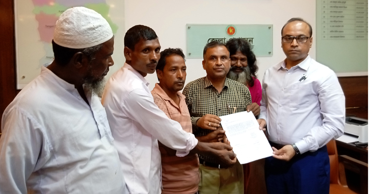 যমুনায় বাঁধের দাবিতে টাঙ্গাইলে মানববন্ধন