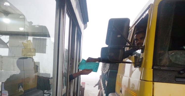 ঘনকুয়াশায় দূর্ঘটনায় বঙ্গবন্ধু সেতু পারাপ