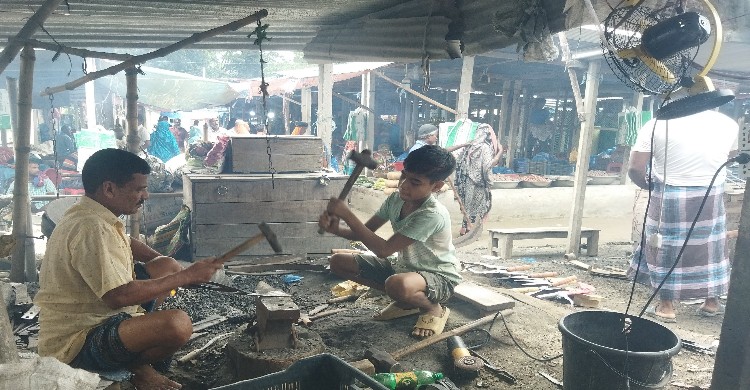 শেষ মুহূর্তে ব্যস্ত সময় পার করছে টাঙ্গাই