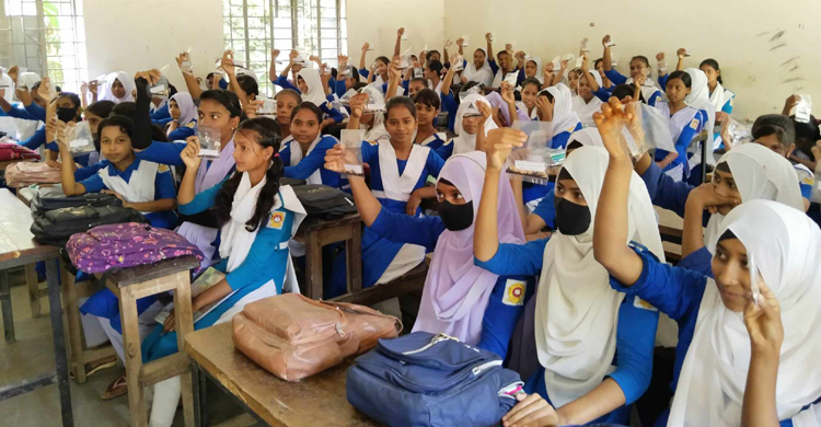 বাতিঘর আদর্শ পাঠাগারের উদ্যোগে শিক্ষার্থ