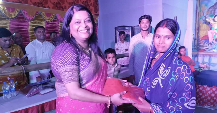 শারদীয় দুর্গোৎসবে চার হাজার শাড়ী বিতরণ
