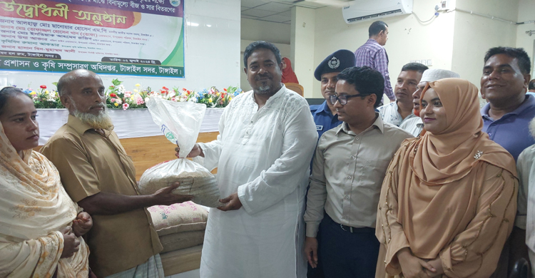 টাঙ্গাইলে কৃষকদের মাঝে বিনামূল্যে বীজ ও