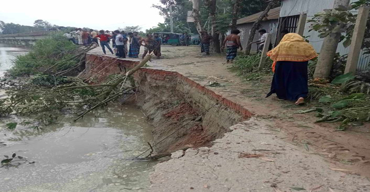 টাঙ্গাইলে সংযোগ সড়ক ভেঙে যোগাযোগ বিচ্ছিন