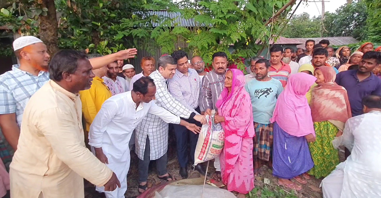 বন্যায় ক্ষতিগ্রস্তদের মাঝে ত্রাণ বিতরণ ও
