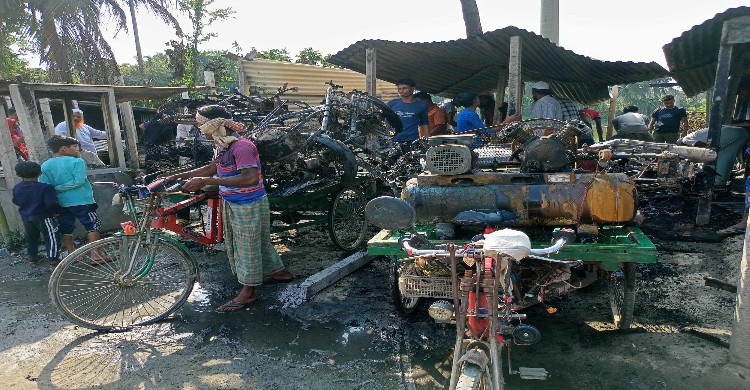 কালিহাতীতে আগুনে পুড়লো চারটি দোকান, ১৫ ল