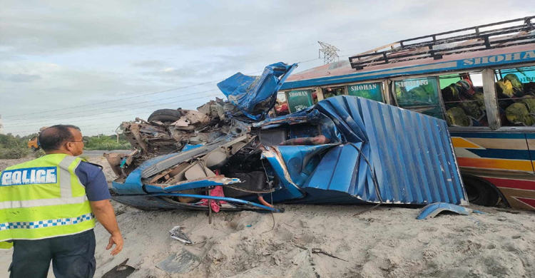  কালিহাতীতে বাস-পিকআপ ভ্যানের মুখোমুখি স