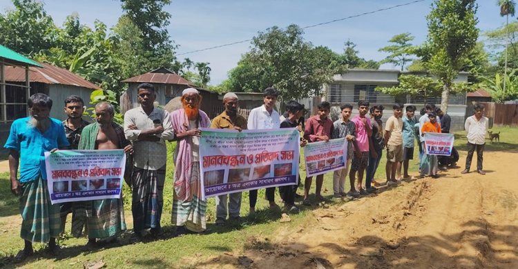 রাস্তায় ঘর নির্মাণের অভিযোগ, প্রতিবাদে ম