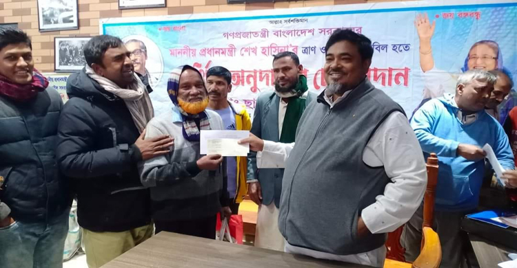 টাঙ্গাইলে ৪৫ জনকে আর্থিক অনুদানের চেক প্