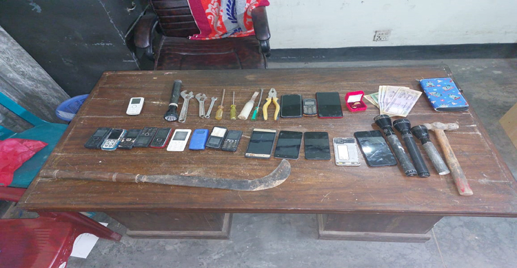 টাঙ্গাইলে পিকনিকের ৪ বাসে ডাকাতির ঘটনায়