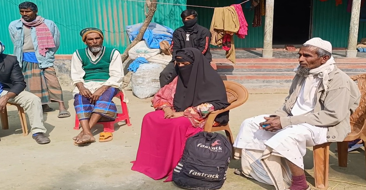 বিয়ের দাবিতে প্রেমিকের বাড়িতে ৮ মাসের অন