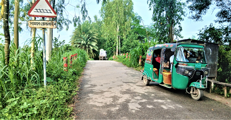 টাঙ্গাইলে রেল লাইনের ৩০ ক্রসিংয়ে বাড়ছে ম