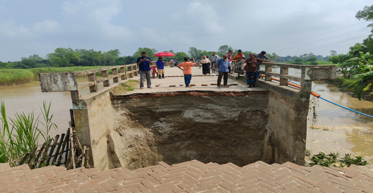 টাঙ্গাইলে ব্রিজের অ্যাপ্রোচ ধ্বসে যোগাযো