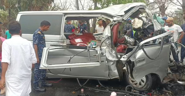 বাগেরহাটে বাস-মাইক্রোবাস সংঘর্ষে বর-কনেস